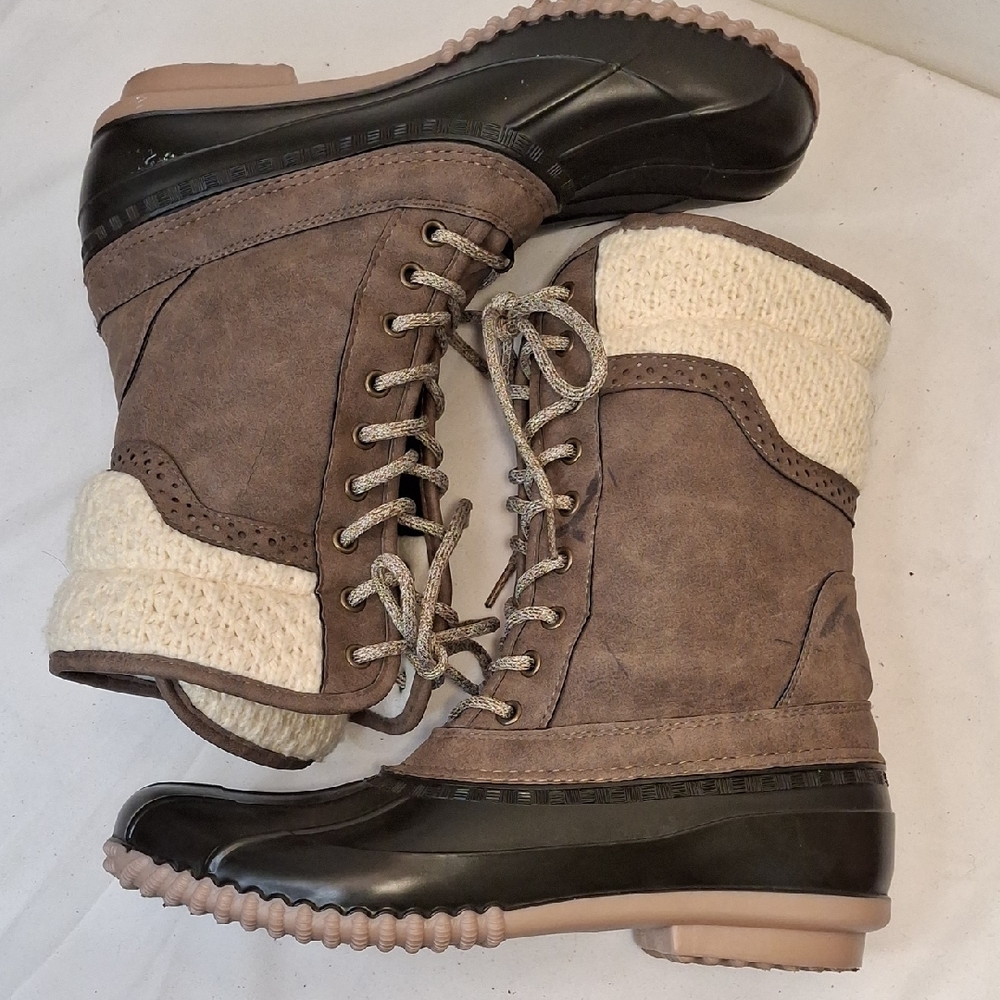 Magellan Women's Outdoors Taupe Brown Lace-Up Duck Boots with Cream Knit Cuff.